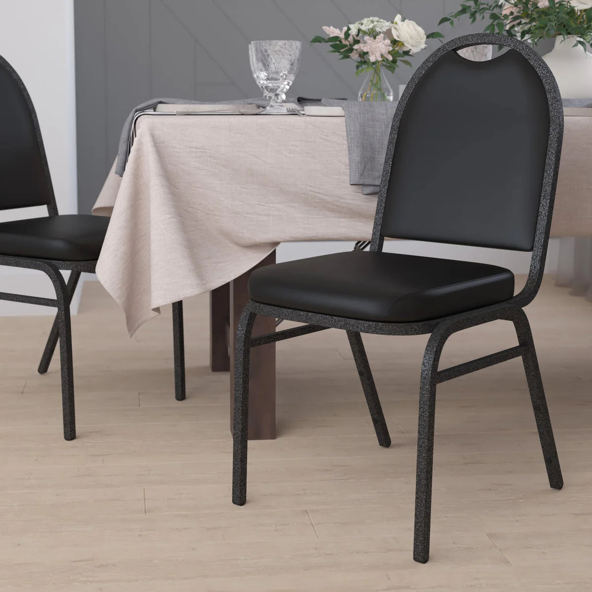 Silla de banquete apilable HERCULES Series de grado comercial con respaldo de cúpula y estructura metálica, capacidad 227 kg.