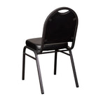 Silla de banquete apilable HERCULES Series de grado comercial con respaldo de cúpula y estructura metálica, capacidad 227 kg.