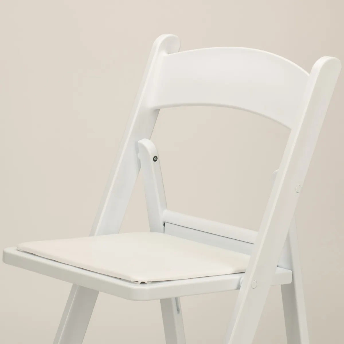 Silla plegable de resina blanca TitanPRO™ 100 unidades